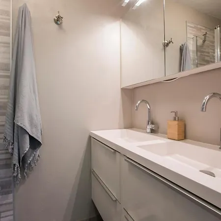 Cheis Sleeps 6 *